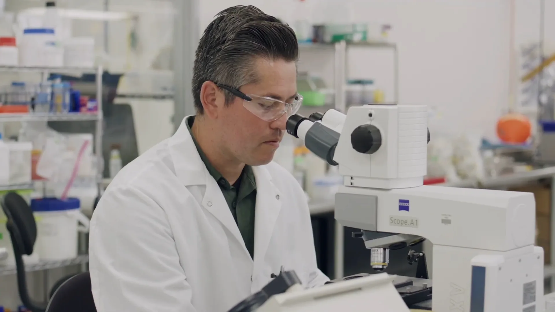 Aaron Cantu at the Zeiss Scope.A1 microscope.